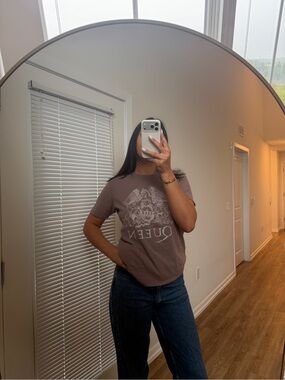 Abercrombie & Fitch Brown 'QUEEN' Graphic Short Sleeve Tee